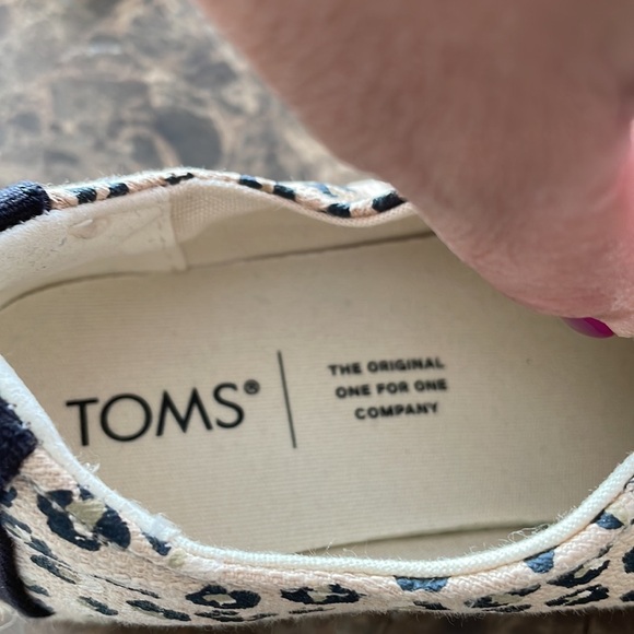 TOMS - Picture 4 of 6
